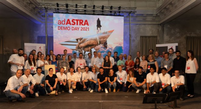 Gruppenfoto auf der Bühne vom adASTRA Demo Day 2021